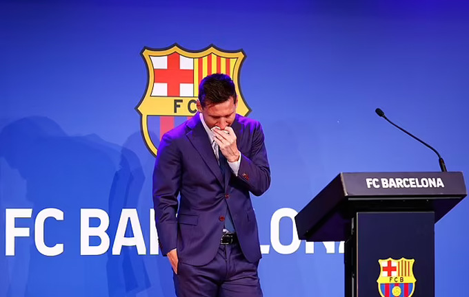Messi khóc trong buổi họp báo của Barca