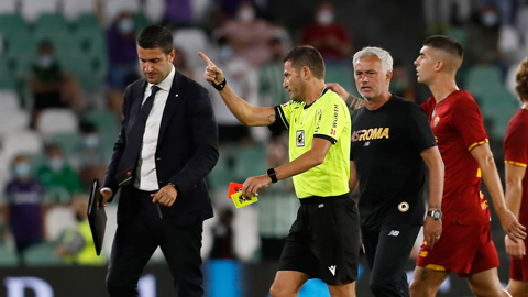 Mourinho cùng 3 học trò phải nhận thẻ đỏ trong trận giao hữu của Roma