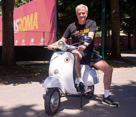 Ngay trong ngày bị Tottenham sa thải, Jose Mourinho được liên hệ để trở thành  tân HLV trưởng Roma