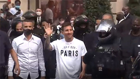 Messi đi bộ trên đường phố Paris vẫy chào fan PSG