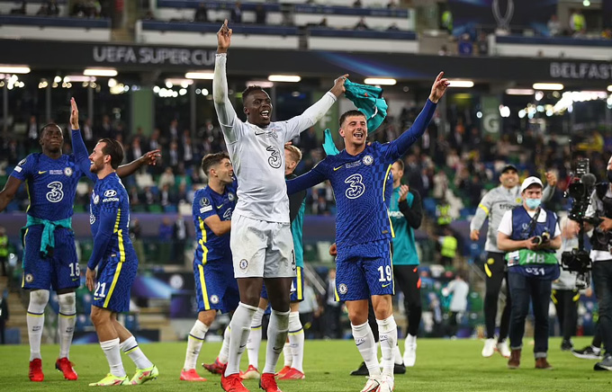 Mendy, Mason Mount cùng các cầu thủ Chelsea ăn mừng chức vô địch Siêu cúp châu Âu lần đầu tiên kể từ năm 1998