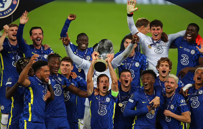Đội trưởng Azpilicueta nâng cao chiếc cúp vô địch. Chelsea chính thức trở thành nhà vua của bóng đá châu Âu