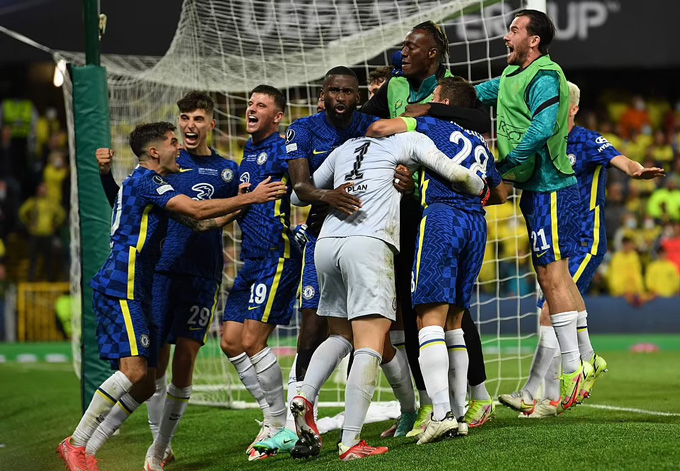 Dàn sao Chelsea chạy ra ăn mừng với Kepa sau khoảnh khắc thủ thành này ngăn chặn thành công quả đá penalty quyết định của Albiol