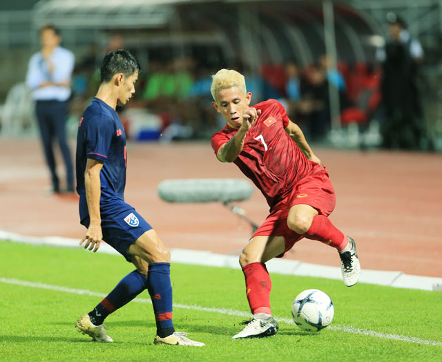 Hồng Duy nỗ lực đi bóng trong trận hòa Thái Lan 0-0 - Ảnh: Minh Tuấn