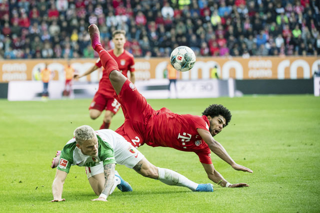 Bayern (trên) khó lòng giành điểm trong ngày khai màn
