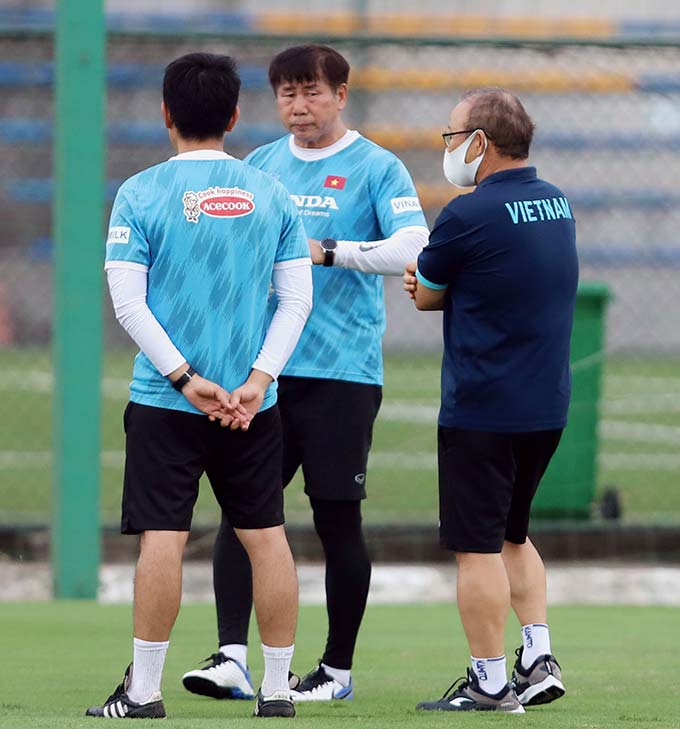 Do các cầu thủ ĐT Việt Nam được nghỉ trọn một ngày để hồi phục, nên HLV trưởng Park Hang Seo đã trực tiếp tới sân để chỉ đạo công tác huấn luyện tại buổi tập chiều nay (13/8) của ĐT U22 Việt Nam.
