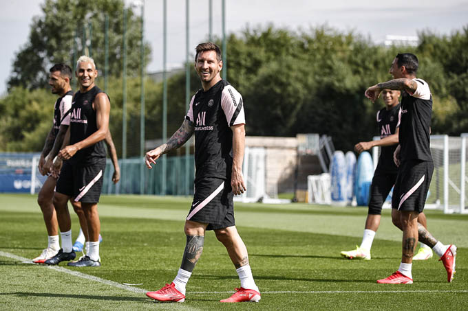 Sau khi làm nóng ở phòng tập gym, Messi ra sân tập luyện cùng các đồng đội mới. Ai cũng nhìn thấy nụ cười luôn thường trực trên môi Messi