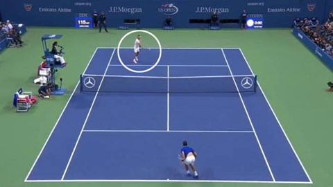 Federer (khoanh tròn) thực hiện cú SABR bằng cách dâng cao ngay khi đối thủ giao bóng