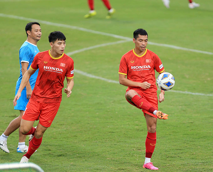 Tân binh Văn Thiết và người đồng đội trẻ Thanh Bình của Viettel đang nỗ lực để ghi điểm với BHL và HLV Park Hang Seo
