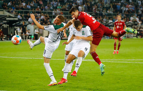 Bàn thắng của Robert Lewandowski (áo đỏ) là không đủ để Bayern giành trọn 3 điểm ở trận ra quân