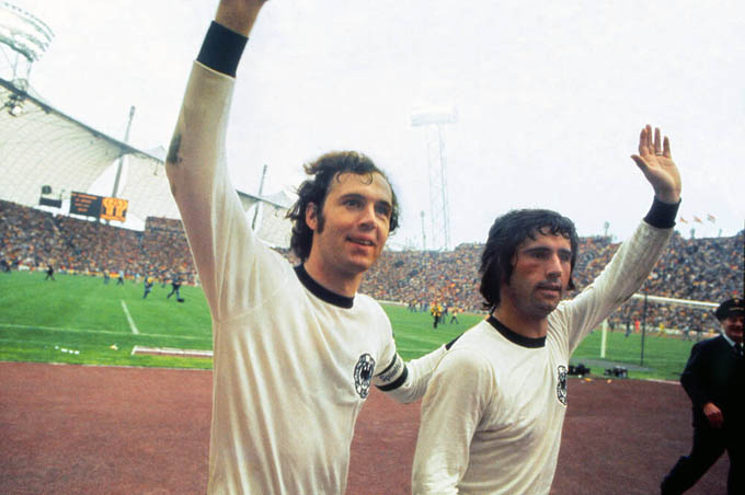 Muller (phải) cùng người đồng đội là "Hoàng đế" Beckenbauer