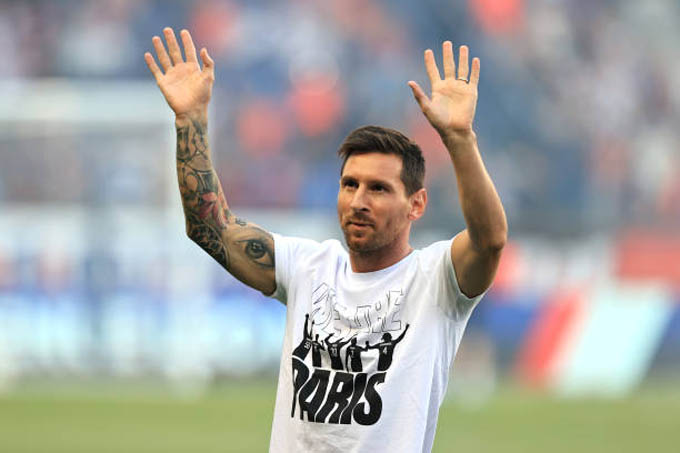 Messi vẫy tay chào CĐV trên sân. Cá nhân Messi tỏ ra rất vui khi đầu quân cho PSG và hứa hẹn sẽ cố gắng giúp CLB chinh phục Champions League