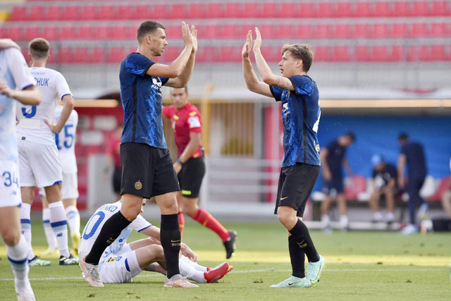 Dzeko (trái) góp công lớn vào chiến thắng của Inter Milan trong ngày ra mắt