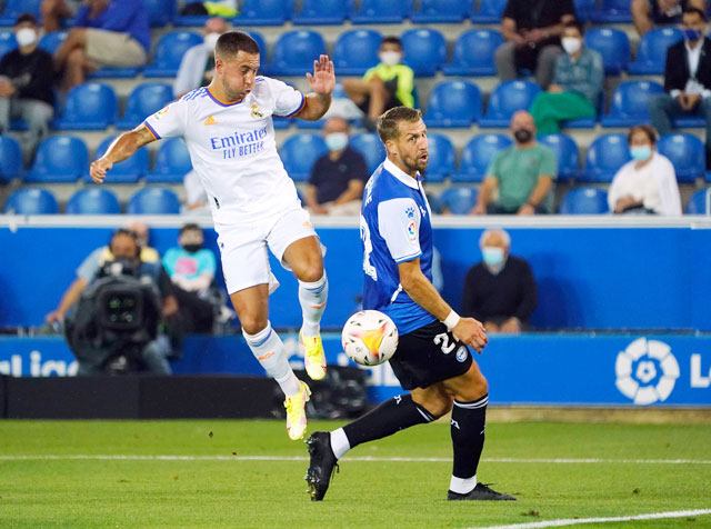 Hazard (trái) đã có màn trình diễn ấn tượng trước Alaves