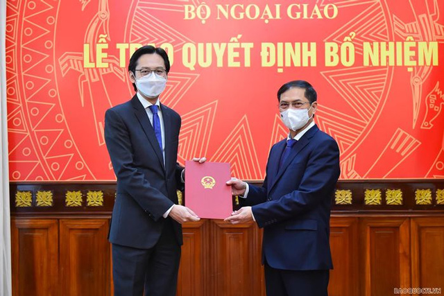 Ủy viên Trung ương Đảng, Bộ trưởng Ngoại giao Bùi Thanh Sơn trao quyết định bổ nhiệm ông Đỗ Hùng Việt, Vụ trưởng Vụ các Tổ chức quốc tế, giữ chức Trợ lý Bộ trưởng kiêm Vụ trưởng Vụ các Tổ chức quốc tế.