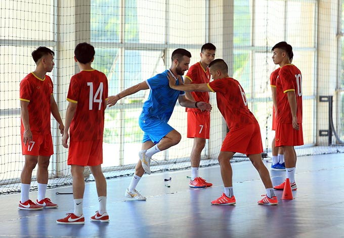 Sau khi di chuyển ra Hà Nội, ĐT futsal Việt Nam bước vào giai đoạn tăng tốc bằng các bài tập chiến thuật xen lẫn với việc rèn sức mạnh, thể lực