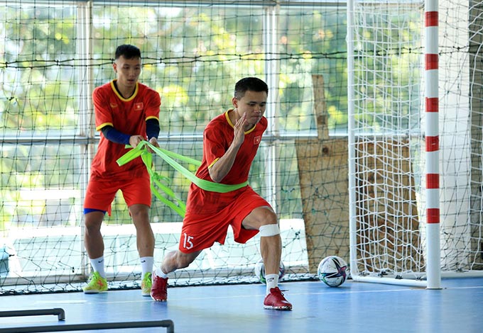 Ở ĐT futsal Việt Nam có HLV thể lực Miguel nên các bài tập tăng cường sức mạnh khá đa dạng. Các cầu thủ hứng thú với các bài tập để cải thiện độ "va"