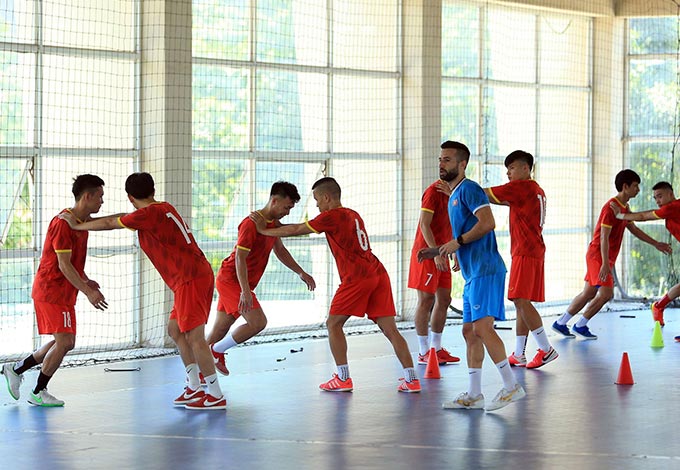 ĐT futsal Việt Nam sắp cọ xát với 3 đội mạnh ở đẳng cấp thế giới tại giải giao hữu ở Tây Ban Nha tới đây nên thời điểm này việc tăng cường bài tập sức mạnh có ý nghĩa cực kỳ quan trọng với các học trò HLV Phạm Minh Giang