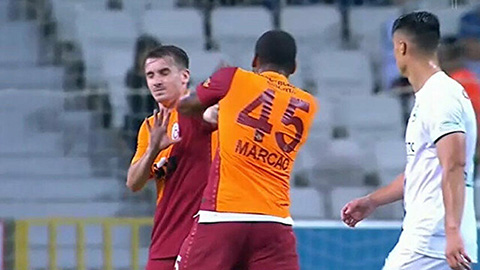 Đấm đồng đội ngay trên sân, cầu thủ của Galatasaray bị thẻ đỏ