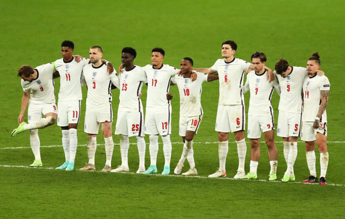 Trong khi các đồng đội tại ĐT Anh cùng dự chung kết EURO 2020 đã sẵn sàng ra sân trong mùa giải mới thì Kane (ngoài cùng bên trái) vẫn chưa rõ tương lai