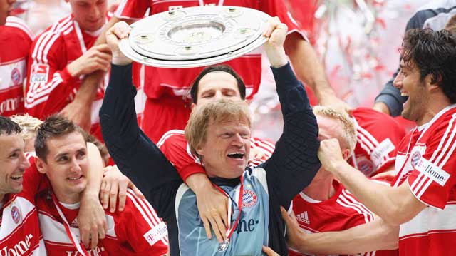 Cả sự nghiệp thi đấu, CEO hiện tại Oliver Kahn chỉ thi đấu cho mỗi FC Bayern Munich và giành được vô số danh hiệu