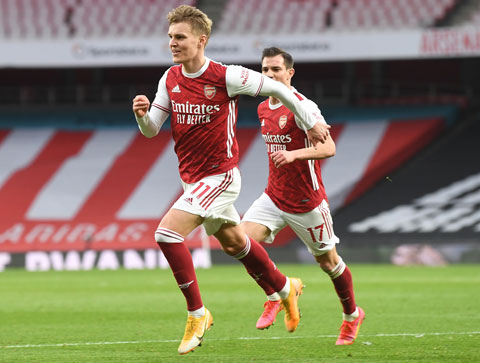 Odegaard ăn mừng trong màu áo Arsenal