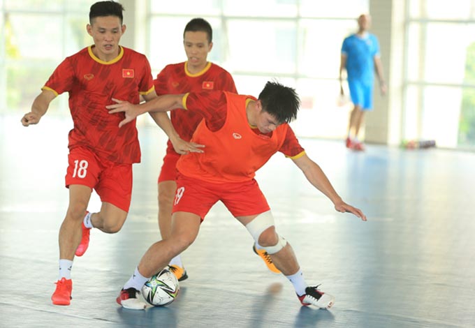 ĐT futsal Việt Nam đang chú trọng các bài tập chiến thuật để tăng độ nhuyễn trong phối hợp. Ảnh: Đức Cường