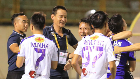 HLV thủ môn Tiến Anh trong một trận đấu tại V.League 	Ảnh: Minh Tuấn