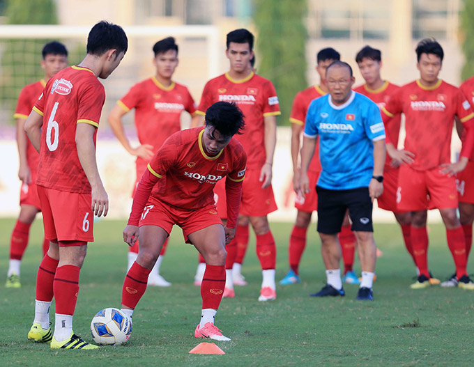 Những tình huống áp sát, đoạt bóng từ chân đối thủ là điều mà HLV Park Hang Seo cần các cầu thủ ĐT Việt Nam thể hiện một cách quyết liệt hơn ở vòng loại thứ 3 World Cup 2022