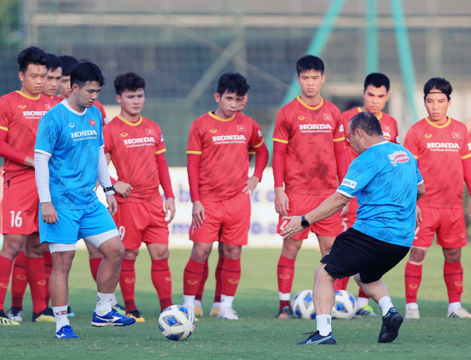 ĐT Việt Nam đã rụt rè và để UAE liên tục qua mặt ở lượt cuối vòng loại thứ 2 World Cup 2022. Ông Park muốn cầu thủ của mình quyết liệt hơn, tích cực áp sát hơn khi đấu tay đôi với những ngôi sao hàng đầu châu Á ở vòng loại thứ 3