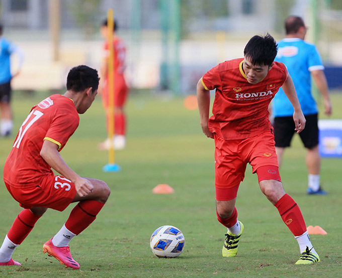 Các cầu thủ ĐT Việt Nam tích cực tập luyện theo yêu cầu của thầy Park 