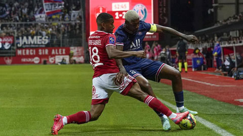 Trung vệ đội trưởng Kimpembe của PSG (phải) thi đấu kém hiệu quả ở trận gặp Brest vừa qua
