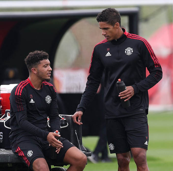 Man United chi nhiều tiền để mua Sancho và Varane ở Hè 2021