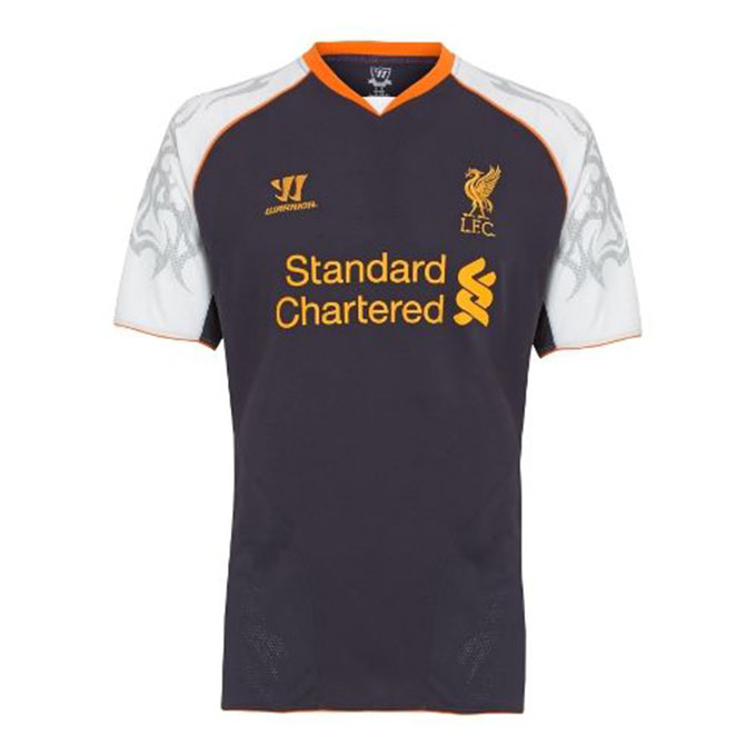 Liverpool 2012/13: Mẫu áo đấu thứ 3 của đội chủ sân Anfield với viền cổ áo màu da cam và màu trắng ở vai và tay áo. Trong khi đó, màu tím được dùng cho thân áo