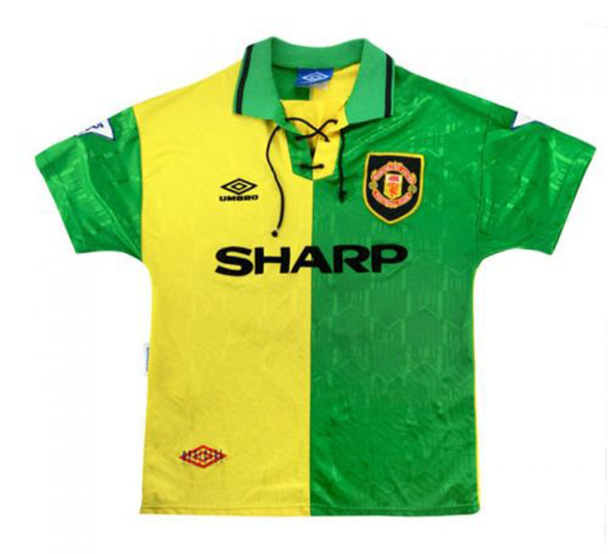 Man United 1992/93: Bộ trang phục xanh lá kết hợp với vàng của MU từng bị đánh giá là “thảm hoạ”. Thiết kế nói trên nhằm hồi tưởng lại trang phục thi đấu của MU vào năm 1878