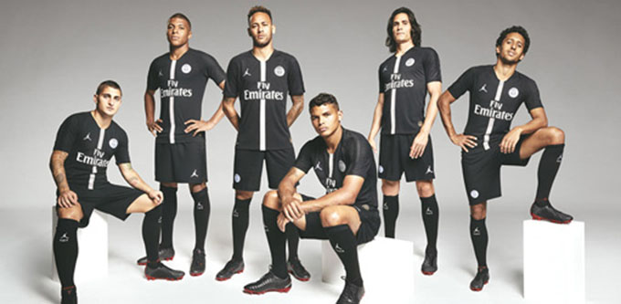 PSG 2018/19: Áo đâu PSG với nền đen chủ đạo có một đường viền mỏng màu bạc xuyên qua giữa nó. Tất nhiên, logo Jordan làm cho nó trông ngầu hơn. Đây được đánh giá là một trong những bộ trang phục tốt nhất từ trước đến nay.