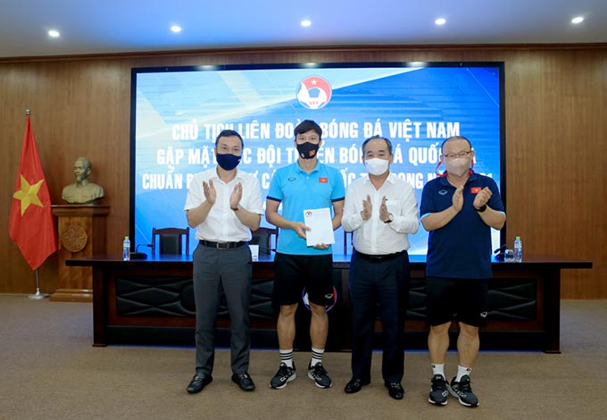 Lãnh đạo VFF trao quà, động viên ĐT Việt Nam thi đấu tốt ở VL thứ 3 World Cup 2022. Ảnh: Đức Cường