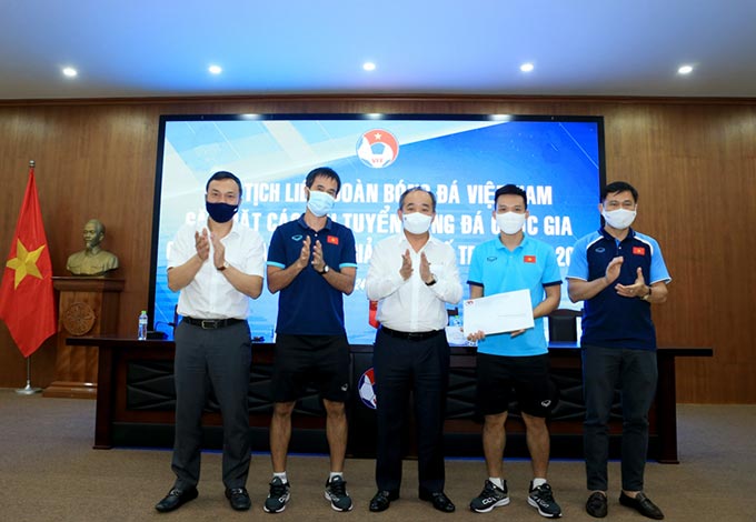 Trước khi lên đường sang châu Âu vào tối nay, ĐT futsal Việt Nam nhận quà và sự động viên từ lãnh đạo VFF. Ảnh: Đức Cường