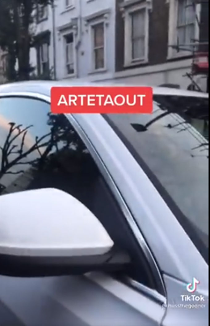 Fan Arsenal quay clip sỉ nhục HLV Arteta và tung lên mạng xã hội