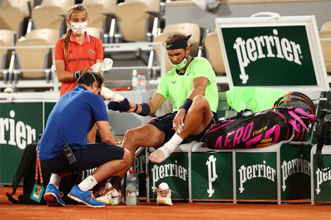 Một trong những lần Nadal bị đau bàn chân và cần đến chăm sóc y tế