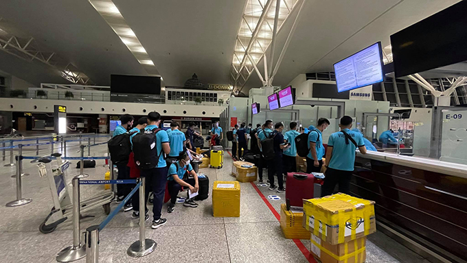 ĐT futsal Việt Nam làm thủ tục ở sân bay Doha, Qatar
