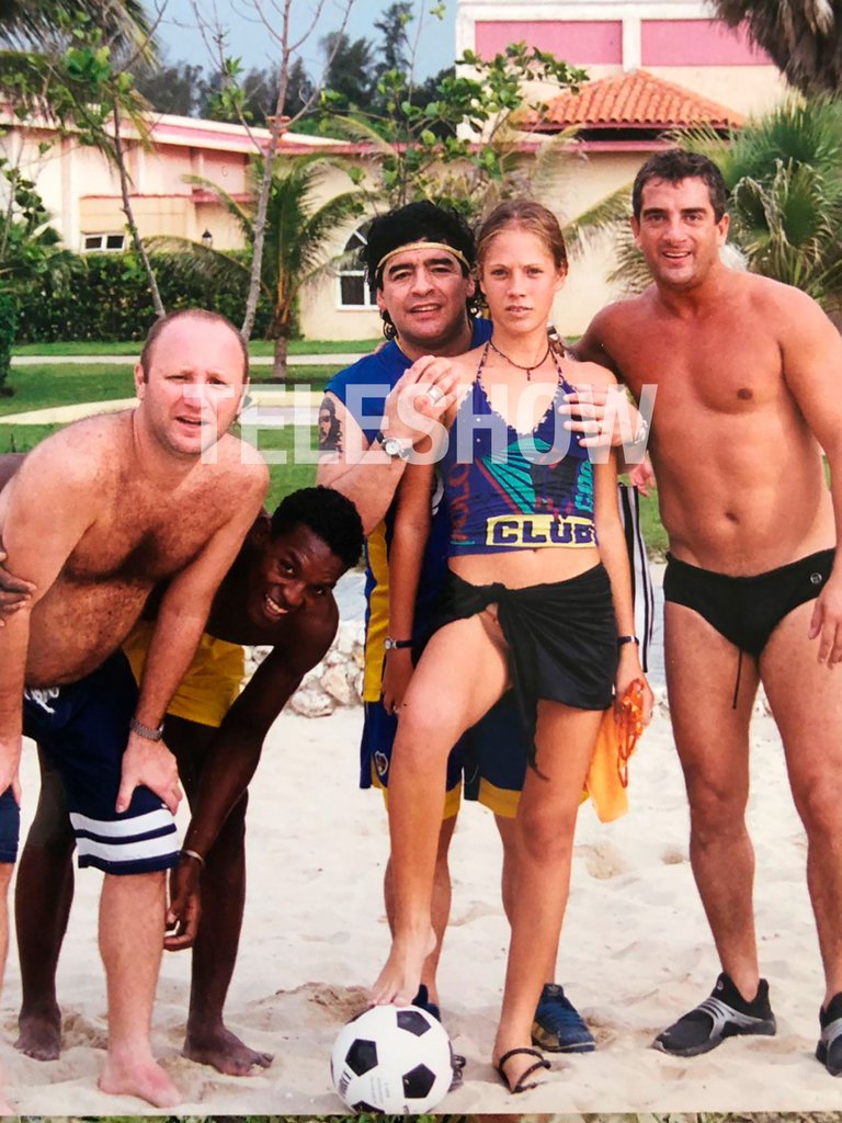 Maradona ôm Mavys trong một kỳ nghỉ tại Cuba