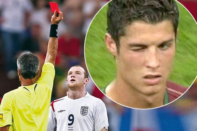 Ronaldo nháy mắt đầy ẩn ý sau chiếc thẻ đỏ của Rooney