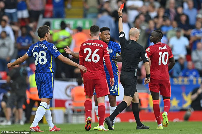 James nhận thẻ đỏ là hoàn toàn xứng đáng khi dùng tay cản bóng ngăn bàn thắng của Liverpool 