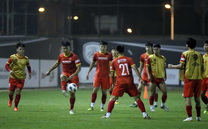 Các tuyển thủ Việt Nam bước vào buổi tập đầu tiên trên đất khách