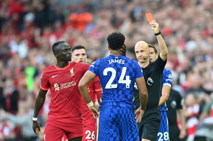 Chiếc thẻ đỏ tai hại của James khiến Chelsea mất lợi thế