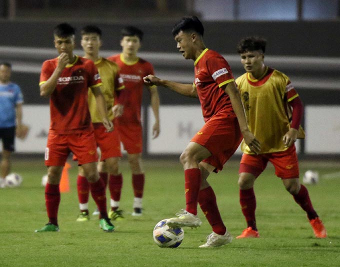 Hậu vệ Nguyễn Thành Chung cũng báo tin vui cho HLV Park Hang Seo khi đã có thể tham gia vào các bài tập chung cùng toàn đội. 