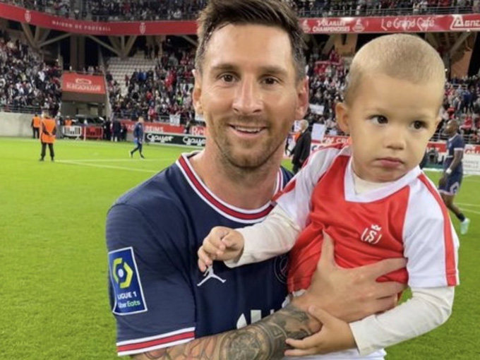 Hình ảnh đáng yêu của Messi và con trai của thủ môn Rajkovic.