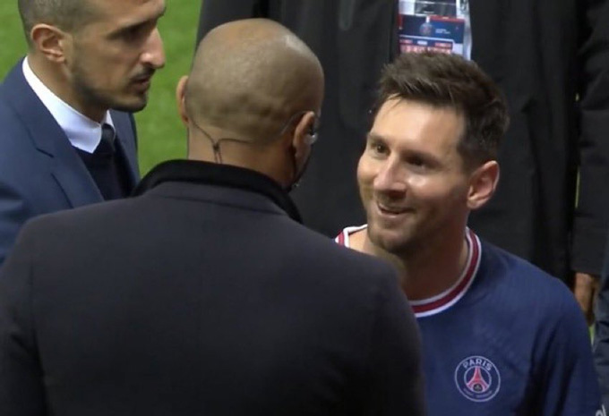 Sau khi trận đấu kết thúc, Messi bắt tay với người đồng đội cũ Thierry Henry.