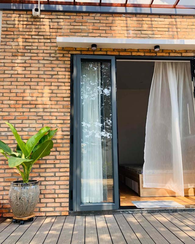 Ngôi nhà còn có ảnh hưởng một phần bởi phong cách thiền và sự tối giản của người Nhật. Tất cả mọi thứ từ nội thất đến ngoại thất đều tối giản nhất có thể, không thiếu nhưng vừa đủ.